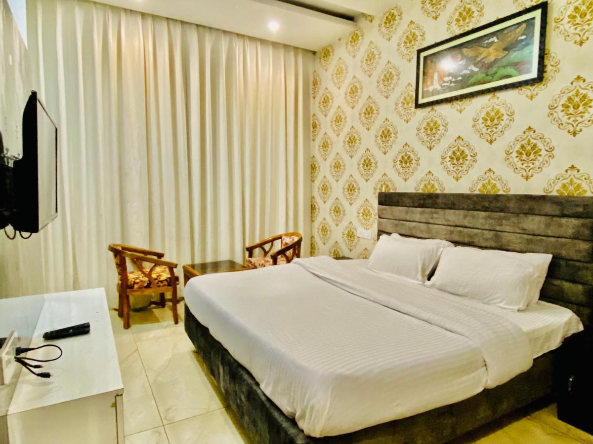 Hotel Hollywood Zirakpur Chandigarh - Family Hotel Экстерьер фото