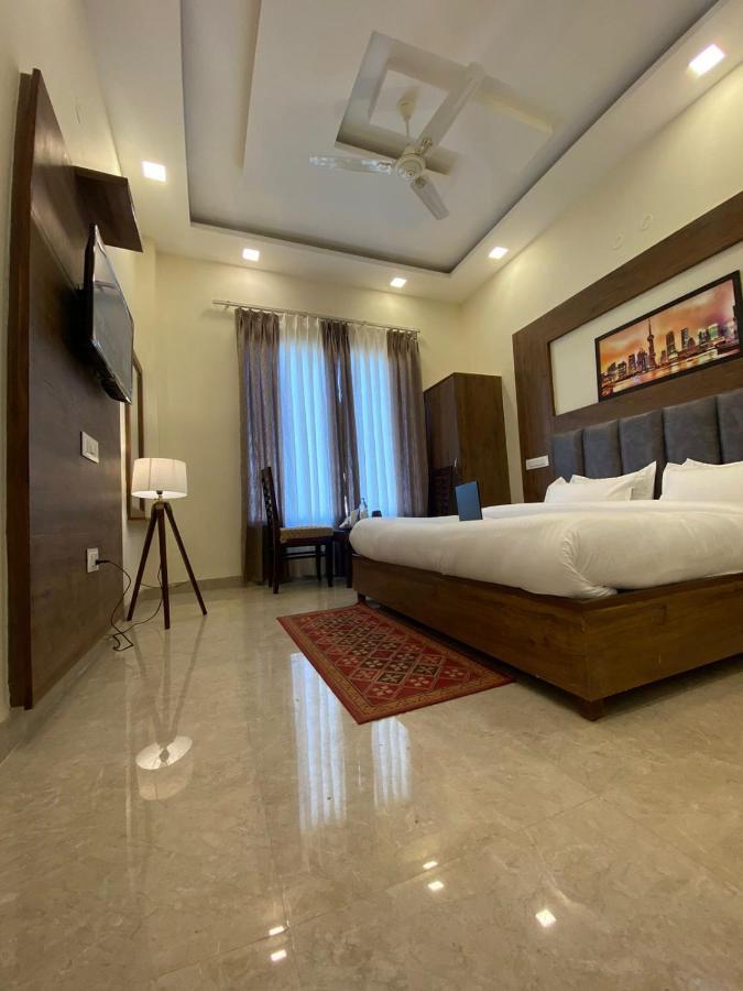 Hotel Hollywood Zirakpur Chandigarh - Family Hotel Экстерьер фото