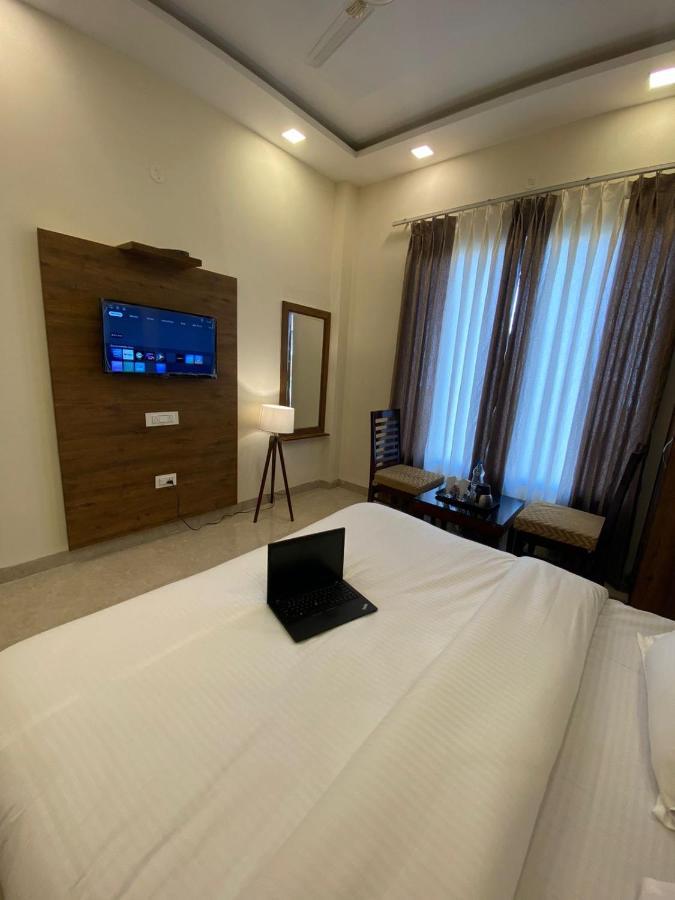 Hotel Hollywood Zirakpur Chandigarh - Family Hotel Экстерьер фото